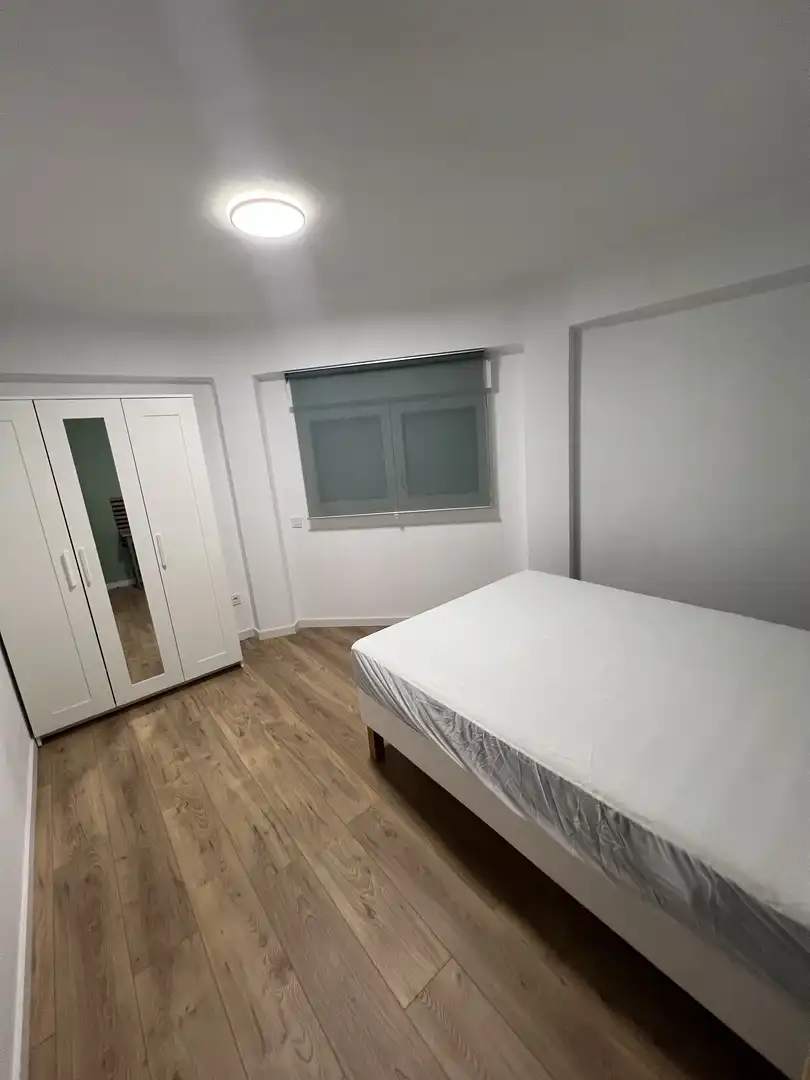 Bedroom of Flat for rent in  Zaragoza Capital  with Air Conditioner and Balcony