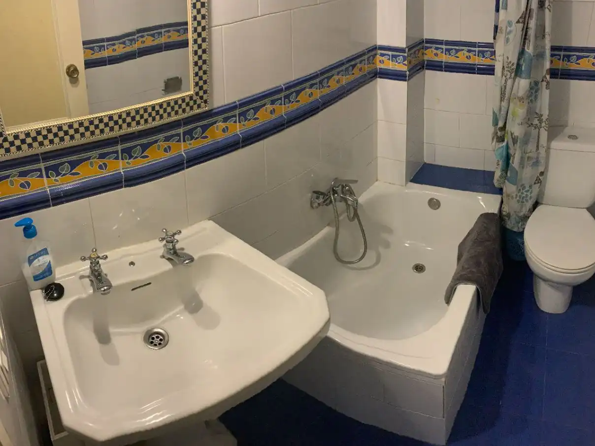 Flat for rent in Plaza de Hernán Cortés, 42, Casco Antiguo Bathroom of Flat for rent in Cáceres Capital with Terrace and Balcony