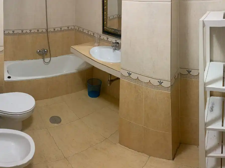 Flat for rent in Plaza de Hernán Cortés, 42, Casco Antiguo Bathroom of Flat for rent in Cáceres Capital with Terrace and Balcony