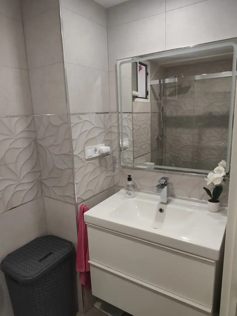 Habitación en Plaza Generalife, Sta. Aurelia - Cantábrico - Atlàntico - La Romería Habitación en Plaza Generalife, Sta. Aurelia - Cantábrico - Atlàntico - La Romería