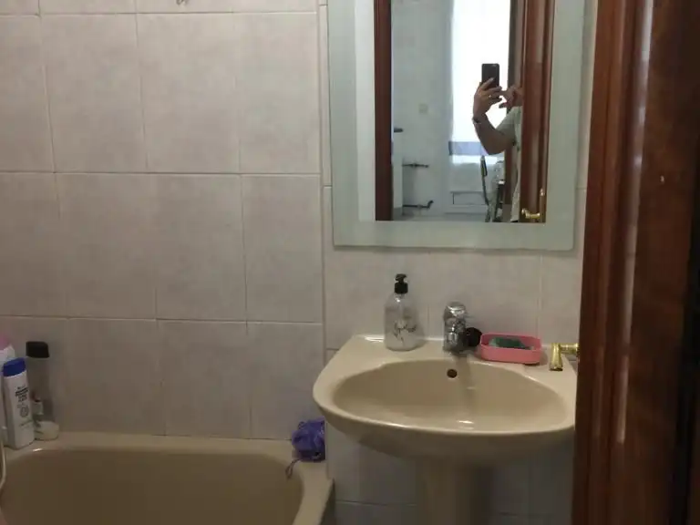 Flat for rent in Avenida París, 20, Ruta de la Plata Bathroom of Flat for rent in Cáceres with Heating, Terrace and Furnished