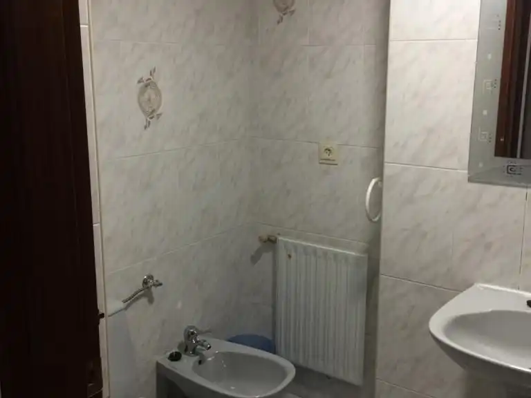 Flat for rent in Avenida París, 20, Ruta de la Plata Bathroom of Flat for rent in Cáceres with Heating, Terrace and Furnished