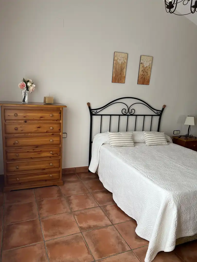 Pis de lloguer a Calle Príncipe de Vergara, 26, Mengíbar Dormitori de Pis de lloguer en Mengíbar amb Aire condicionat, Calefacció i Terrassa