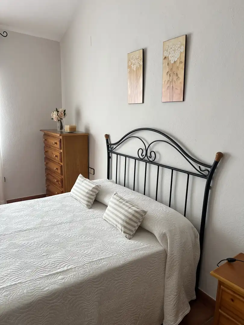 Pis de lloguer a Calle Príncipe de Vergara, 26, Mengíbar Dormitori de Pis de lloguer en Mengíbar amb Aire condicionat, Calefacció i Terrassa