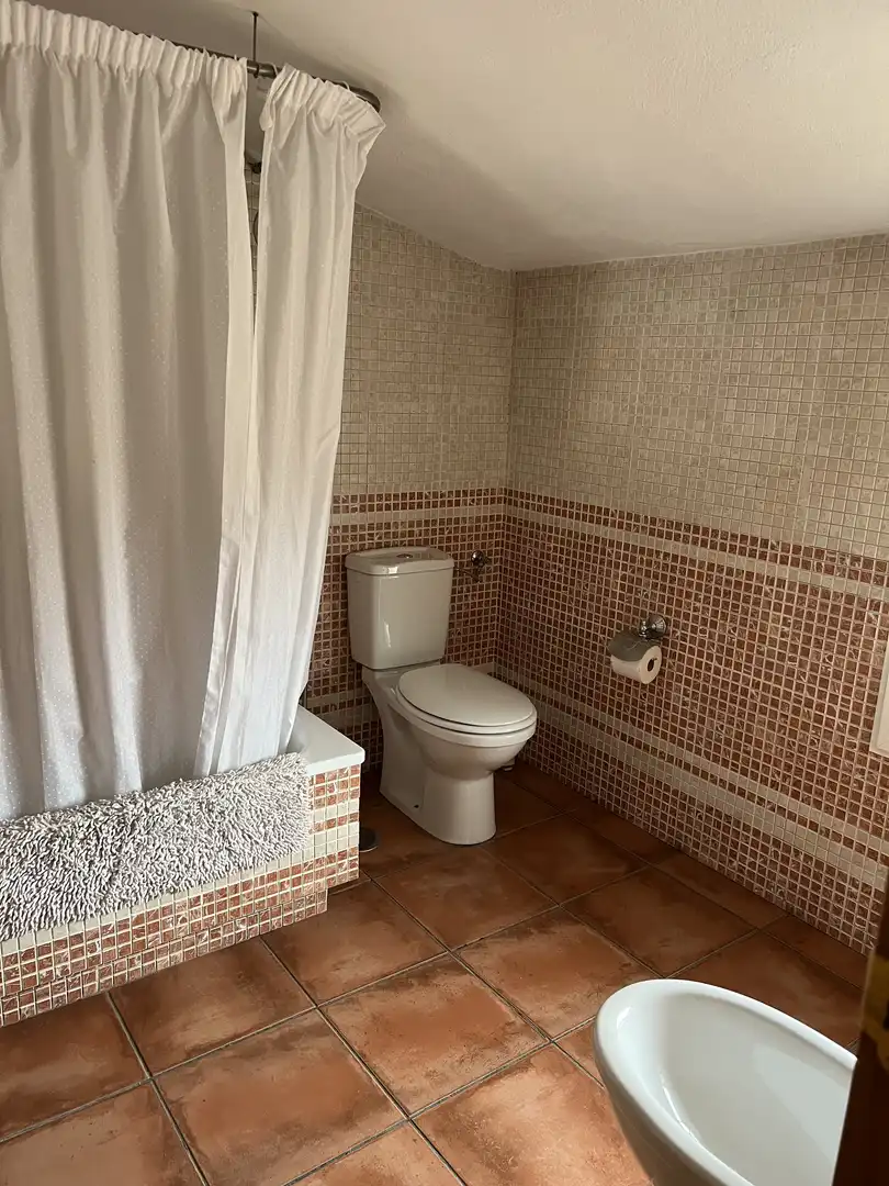 Pis de lloguer a Calle Príncipe de Vergara, 26, Mengíbar Bany de Pis de lloguer en Mengíbar amb Aire condicionat, Calefacció i Terrassa