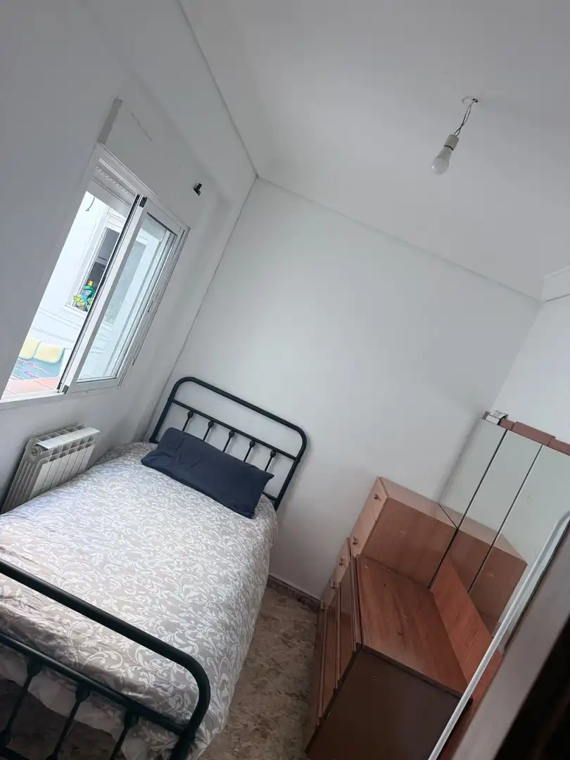 Habitación de Estudio para compartir en Zaragoza con Calefacción y Amueblado