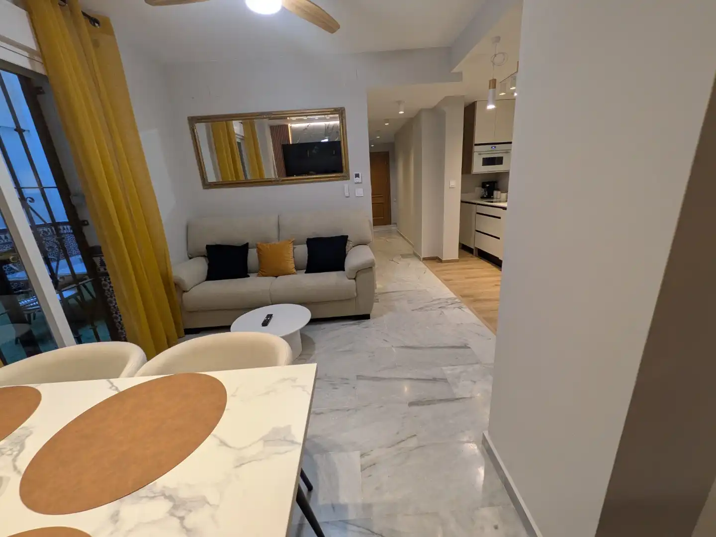 Sala d'estar de Pis de lloguer en Granada amb Calefacció, Jardí privat i Moblat