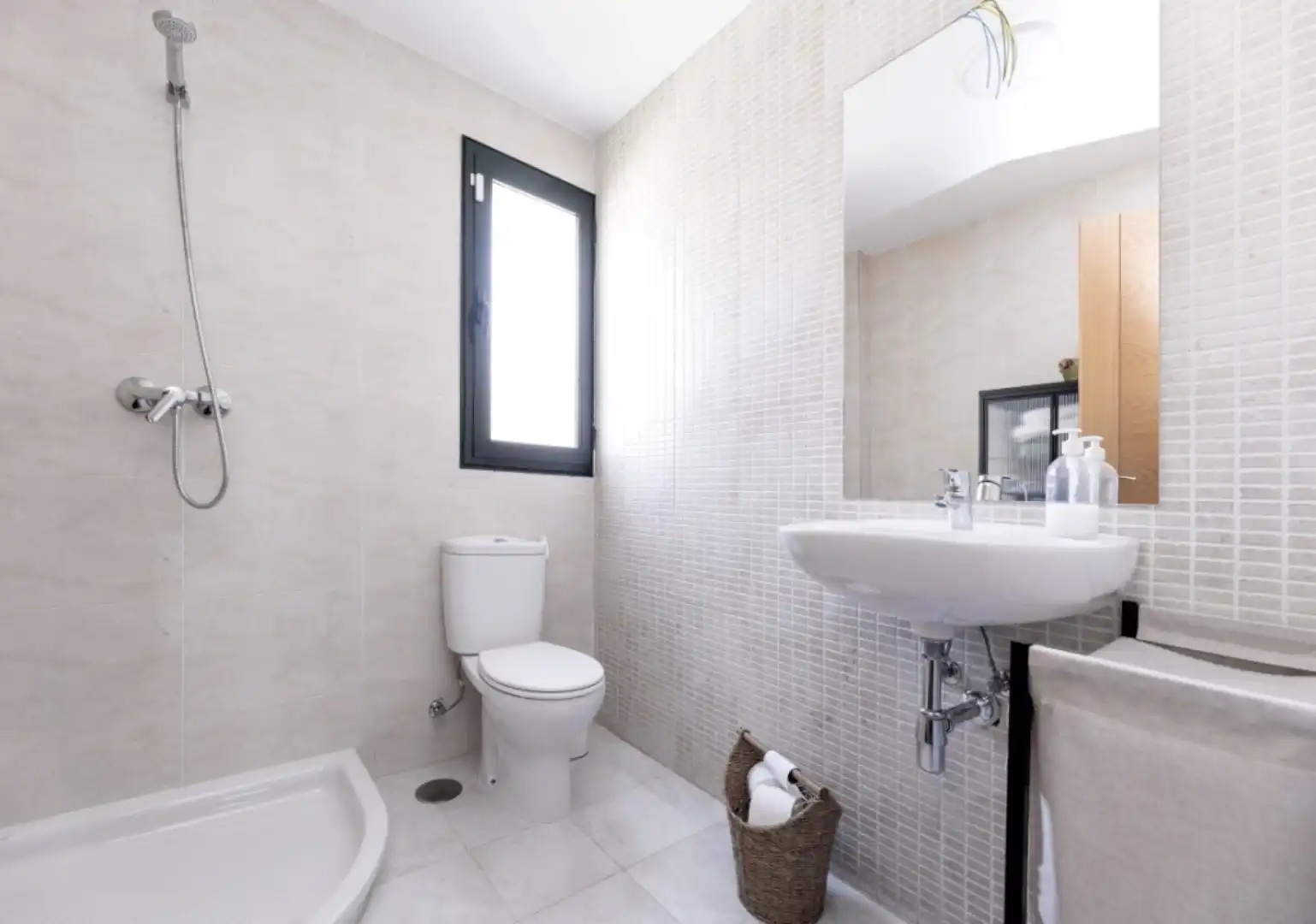 Houses for sale in Paseo de las Carboneras, 46, Las Gabias Bathroom of Houses for sale in Las Gabias with Terrace, Swimming Pool and Balcony