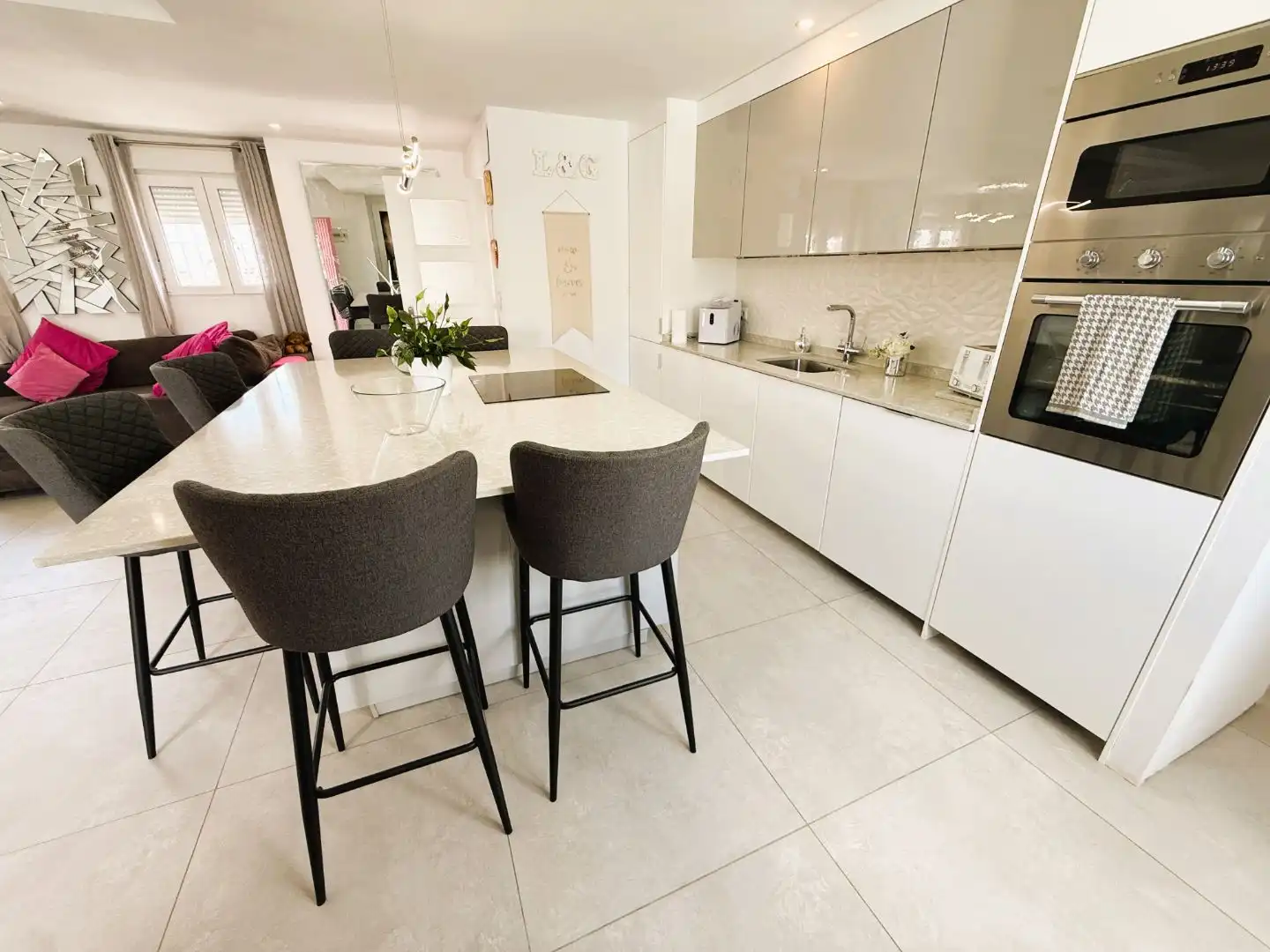 Wohnung zum Verkauf in Calle Río Vinalopó, San Miguel de Salinas Küche von Wohnung zum Verkauf in San Miguel de Salinas mit Klimaanlage, Privatgarten und Terrasse