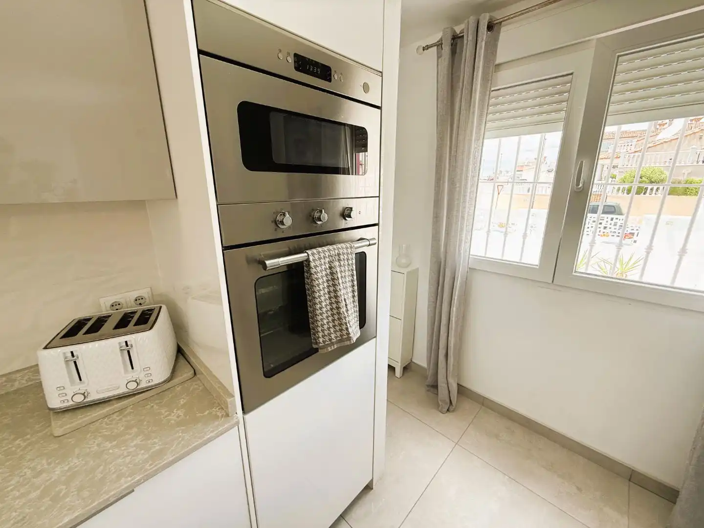 Wohnung zum Verkauf in Calle Río Vinalopó, San Miguel de Salinas Küche von Wohnung zum Verkauf in San Miguel de Salinas mit Klimaanlage, Privatgarten und Terrasse