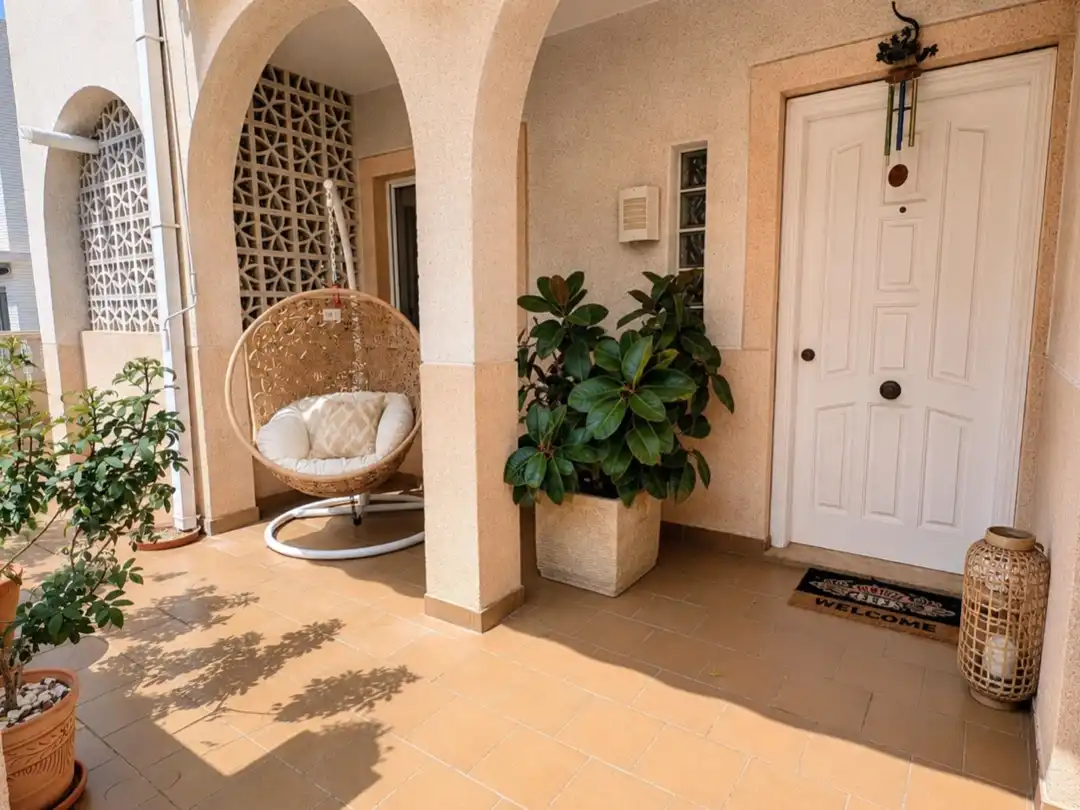 Einfamilien-Reihenhaus zur Miete in Carrer Britania, 23, Alicante Golf Terrasse von Einfamilien-Reihenhaus zur Miete in Alicante / Alacant mit Klimaanlage, Terrasse und Schwimmbad