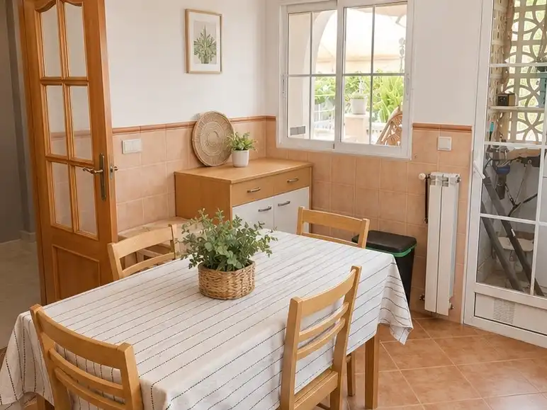 Einfamilien-Reihenhaus zur Miete in Carrer Britania, 23, Alicante Golf Esszimmer von Einfamilien-Reihenhaus zur Miete in Alicante / Alacant mit Klimaanlage, Terrasse und Schwimmbad