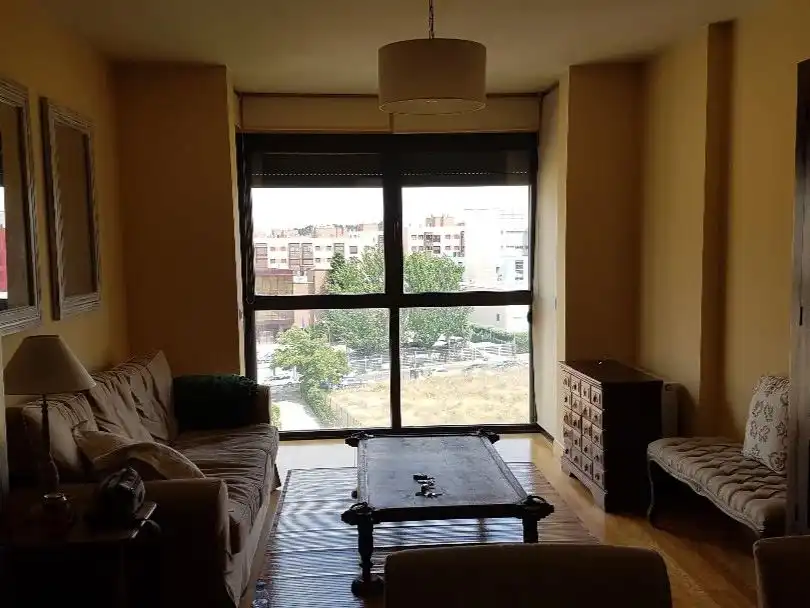 Pis de lloguer a Calle de Pirra, 18, Rejas Sala d'estar de Pis de lloguer en Madrid amb Aire condicionat, Calefacció i Jardí privat