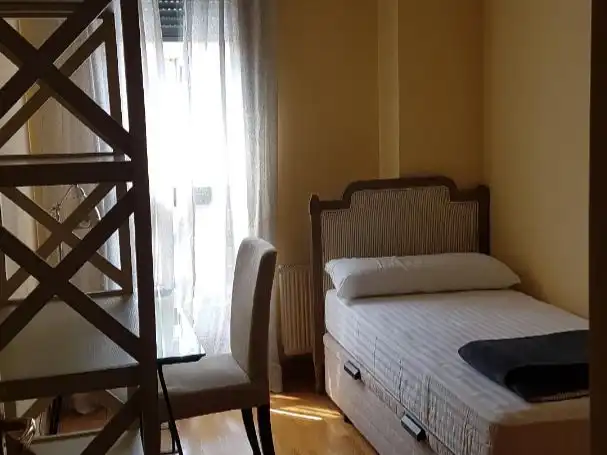 Pis de lloguer a Calle de Pirra, 18, Rejas Dormitori de Pis de lloguer en Madrid amb Aire condicionat, Calefacció i Jardí privat