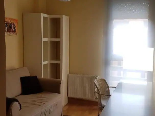 Pis de lloguer a Calle de Pirra, 18, Rejas Dormitori de Pis de lloguer en Madrid amb Aire condicionat, Calefacció i Jardí privat