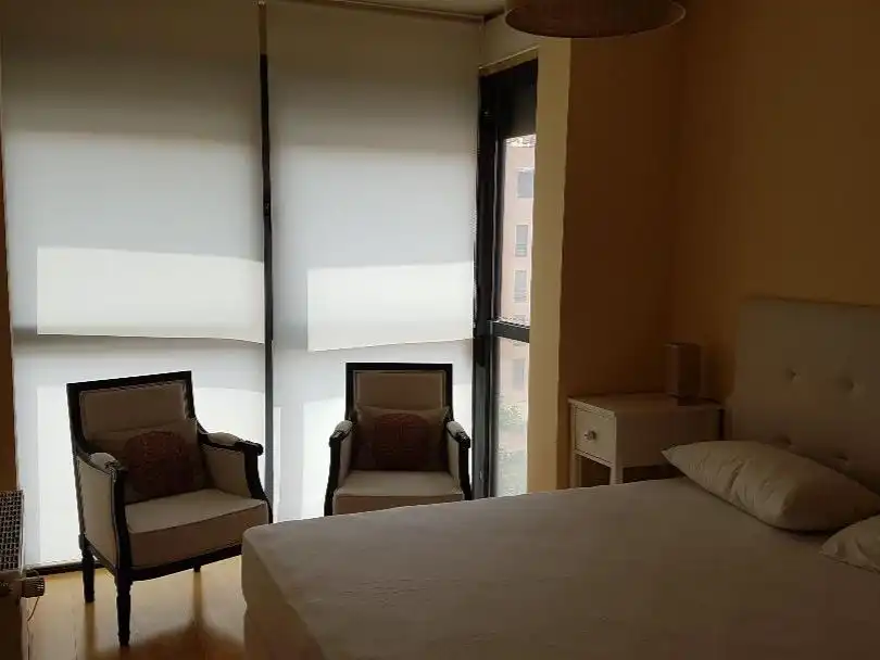 Pis de lloguer a Calle de Pirra, 18, Rejas Dormitori de Pis de lloguer en Madrid amb Aire condicionat, Calefacció i Jardí privat