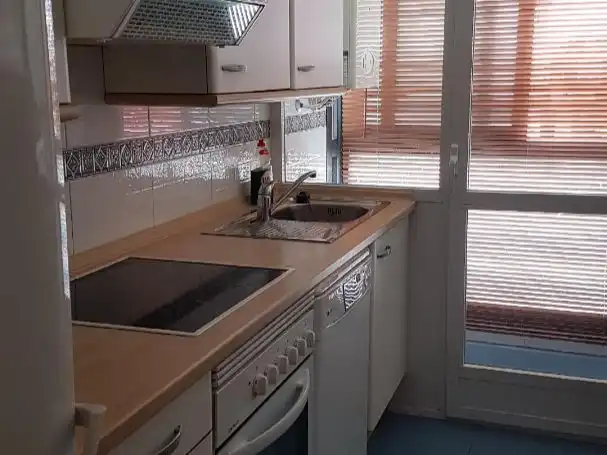 Pis de lloguer a Calle de Pirra, 18, Rejas Cuina de Pis de lloguer en Madrid amb Aire condicionat, Calefacció i Jardí privat