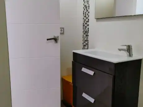 Einfamilien-Reihenhaus zur Miete in Calle del Albatros, 3, Alicante / Alacant Badezimmer von Einfamilien-Reihenhaus zur Miete in Alicante / Alacant mit Klimaanlage, Terrasse und Schwimmbad