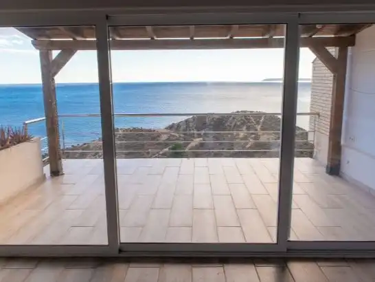 Einfamilien-Reihenhaus zur Miete in Calle del Albatros, 3, Alicante / Alacant Terrasse von Einfamilien-Reihenhaus zur Miete in Alicante / Alacant mit Klimaanlage, Terrasse und Schwimmbad