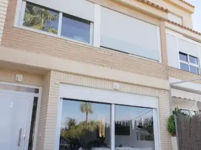 Einfamilien-Reihenhaus zur Miete in Calle del Albatros, 3, Alicante / Alacant Außenansicht von Einfamilien-Reihenhaus zur Miete in Alicante / Alacant mit Klimaanlage, Terrasse und Schwimmbad