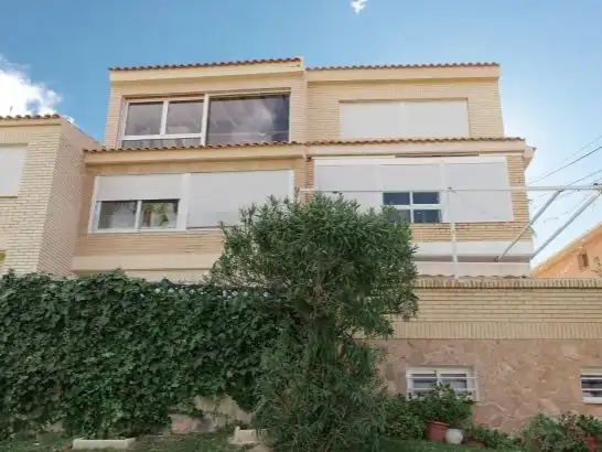 Einfamilien-Reihenhaus zur Miete in Calle del Albatros, 3, Alicante / Alacant Außenansicht von Einfamilien-Reihenhaus zur Miete in Alicante / Alacant mit Klimaanlage, Terrasse und Schwimmbad