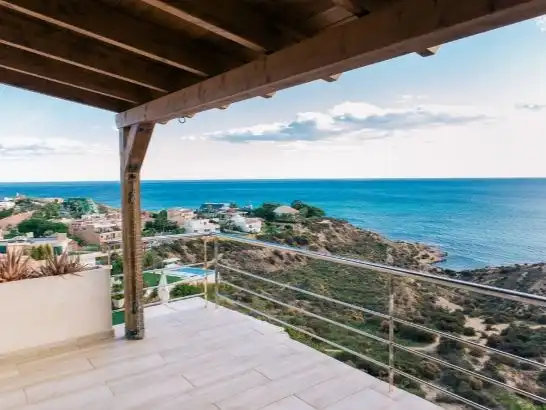 Einfamilien-Reihenhaus zur Miete in Calle del Albatros, 3, Alicante / Alacant Terrasse von Einfamilien-Reihenhaus zur Miete in Alicante / Alacant mit Klimaanlage, Terrasse und Schwimmbad