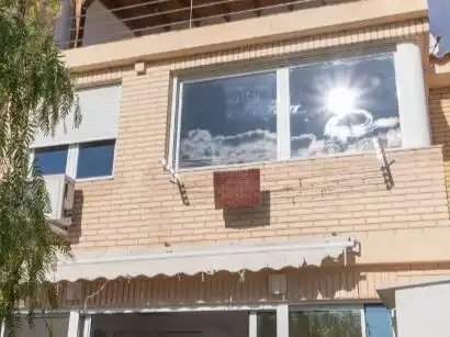 Einfamilien-Reihenhaus zur Miete in Calle del Albatros, 3, Alicante / Alacant Außenansicht von Einfamilien-Reihenhaus zur Miete in Alicante / Alacant mit Klimaanlage, Terrasse und Schwimmbad