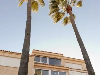 Einfamilien-Reihenhaus zur Miete in Calle del Albatros, 3, Alicante / Alacant Außenansicht von Einfamilien-Reihenhaus zur Miete in Alicante / Alacant mit Klimaanlage, Terrasse und Schwimmbad