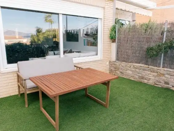 Einfamilien-Reihenhaus zur Miete in Calle del Albatros, 3, Alicante / Alacant Terrasse von Einfamilien-Reihenhaus zur Miete in Alicante / Alacant mit Klimaanlage, Terrasse und Schwimmbad