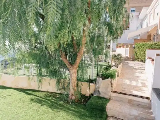 Einfamilien-Reihenhaus zur Miete in Calle del Albatros, 3, Alicante / Alacant Garten von Einfamilien-Reihenhaus zur Miete in Alicante / Alacant mit Klimaanlage, Terrasse und Schwimmbad