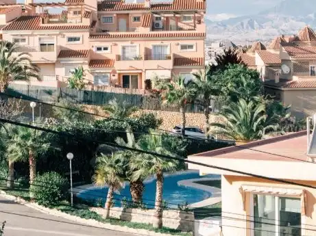 Einfamilien-Reihenhaus zur Miete in Calle del Albatros, 3, Alicante / Alacant Außenansicht von Einfamilien-Reihenhaus zur Miete in Alicante / Alacant mit Klimaanlage, Terrasse und Schwimmbad