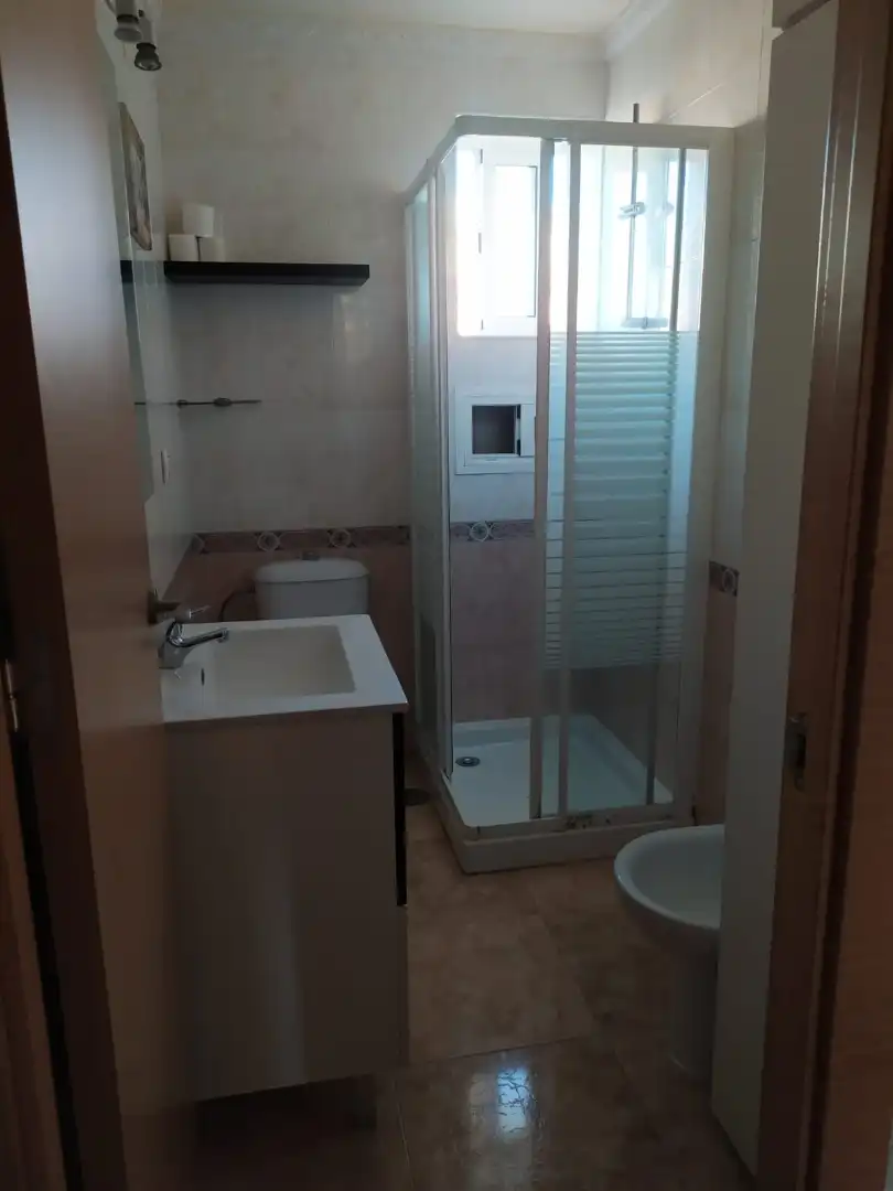 Piso en venta en Calle Ronda de los Viñedos, 6, El Retiro - La Vid Baño de Piso en venta en Jerez de la Frontera con Amueblado
