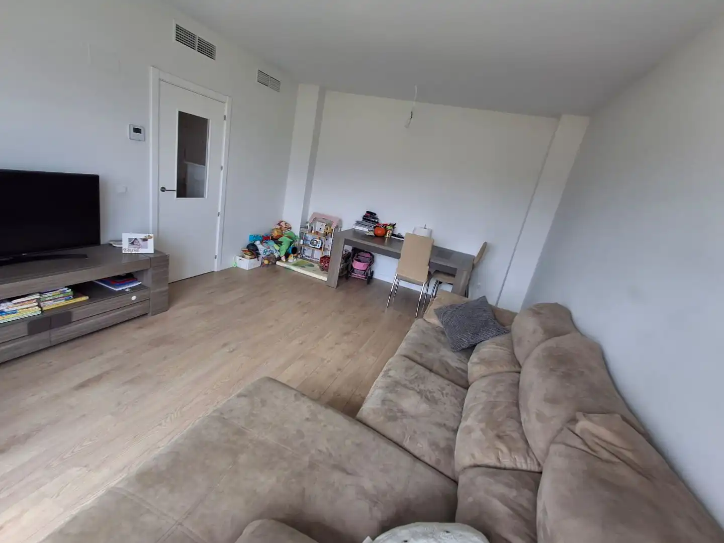 Piso en venta en Avenida de las Universidades, 8, Dos Hermanas Sala de estar de Piso en venta en Dos Hermanas con Aire acondicionado, Terraza y Piscina