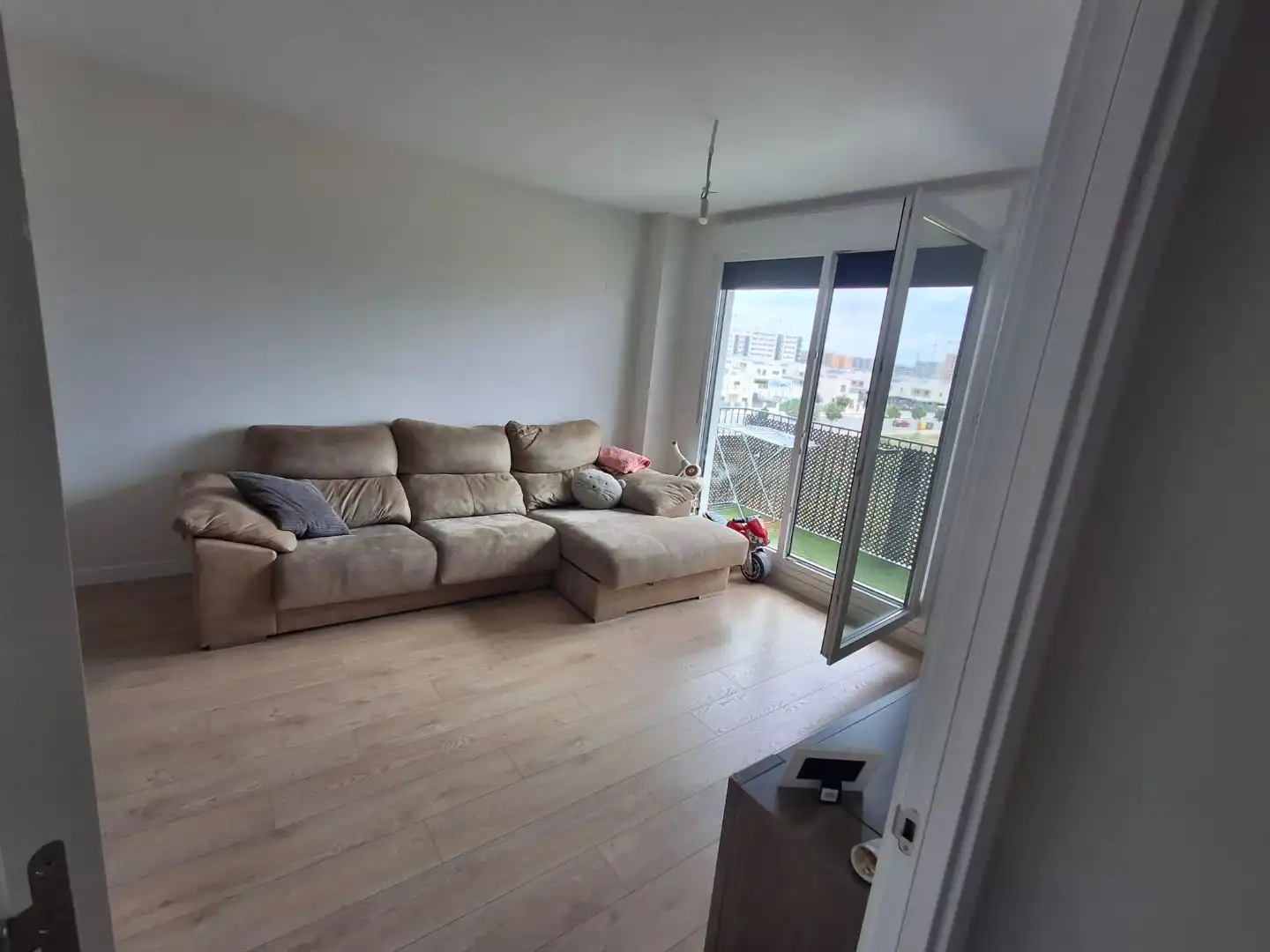 Piso en venta en Avenida de las Universidades, 8, Dos Hermanas Sala de estar de Piso en venta en Dos Hermanas con Aire acondicionado, Terraza y Piscina