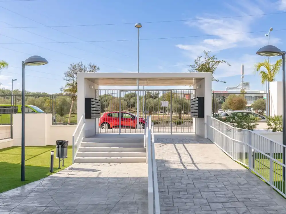 Piso en venta en Avenida de las Universidades, 8, Dos Hermanas Parking de Piso en venta en Dos Hermanas con Aire acondicionado, Terraza y Piscina