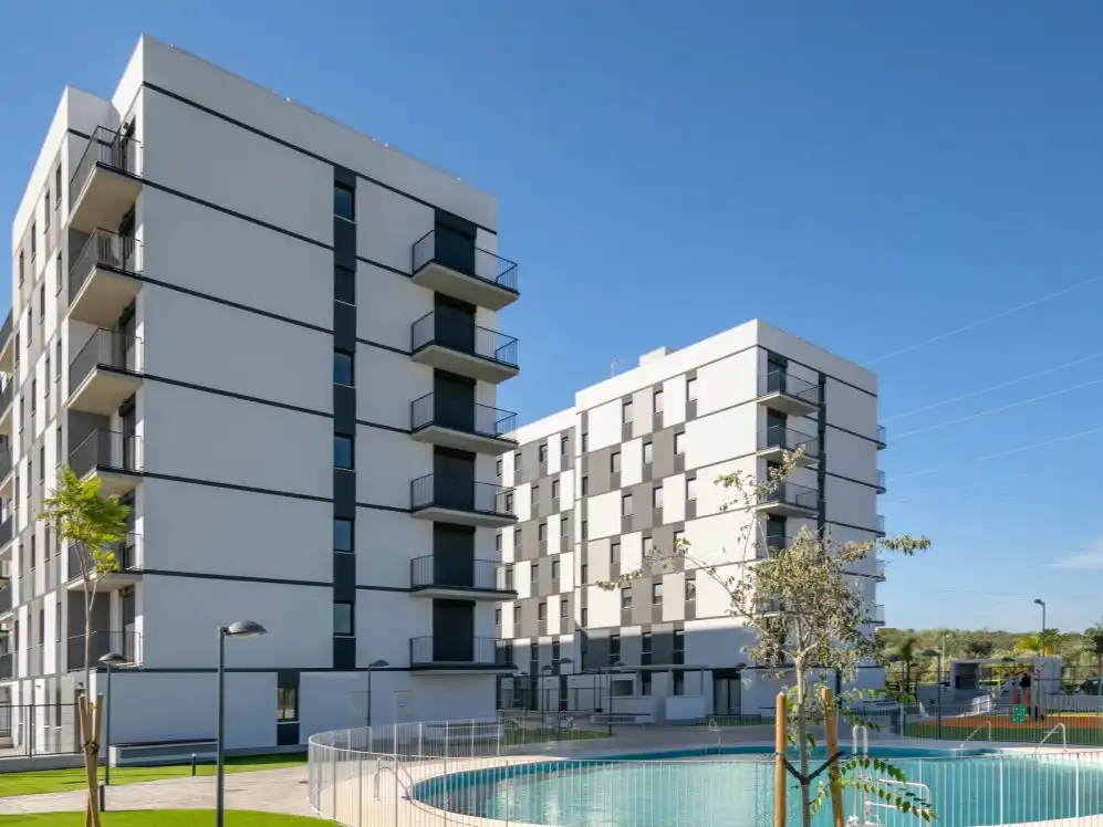 Piso en venta en Avenida de las Universidades, 8, Dos Hermanas Vista exterior de Piso en venta en Dos Hermanas con Aire acondicionado, Terraza y Piscina