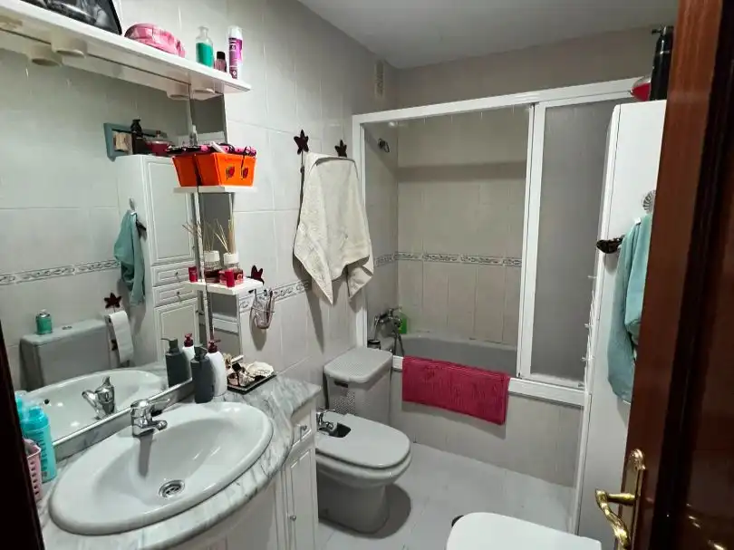 Wohnung zum Verkauf in Calle de Ben Saprut, 4, El Valle - Universidad Badezimmer von Wohnung zum Verkauf in Jaén Capital mit Klimaanlage, Terrasse und Schwimmbad