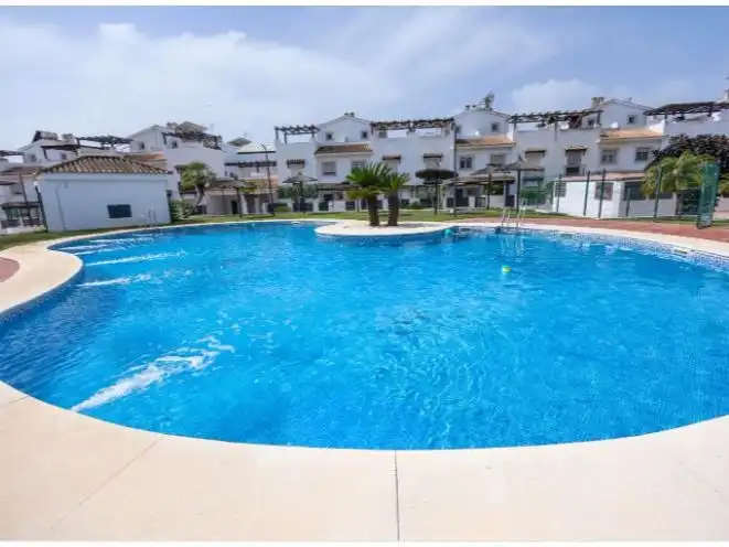 Piscina de Casa o xalet de lloguer en Dos Hermanas amb Aire condicionat, Terrassa i Traster