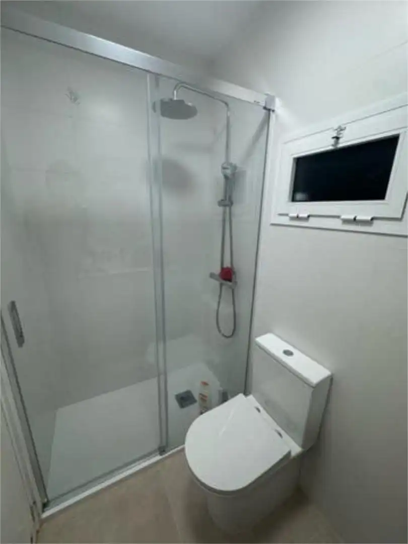 Piso de alquiler en La Reconquista - El Rosario Baño de Piso de alquiler en Algeciras con Terraza y Amueblado