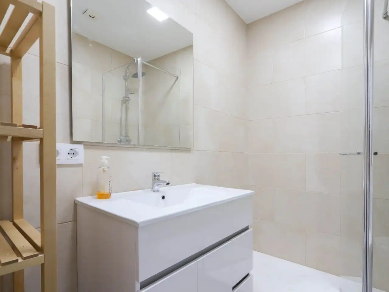 Flat for rent in Carrer Nou de Sant Francesc, 2, Barcelona Capital Bathroom of Flat for rent in Barcelona Capital with Air Conditioner and Balcony