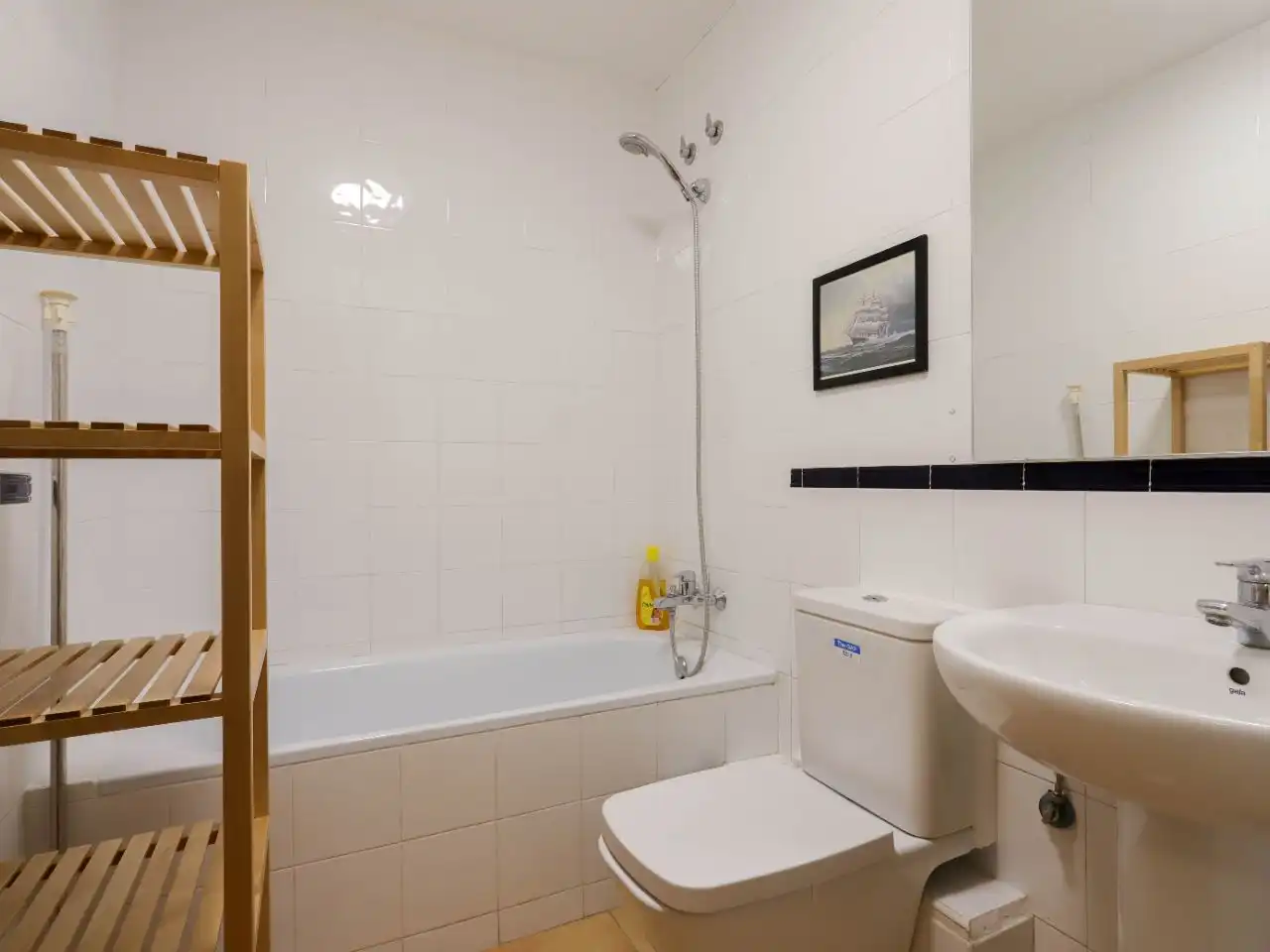 Flat for rent in Carrer Nou de Sant Francesc, 2, Barcelona Capital Bathroom of Flat for rent in Barcelona Capital with Air Conditioner and Balcony