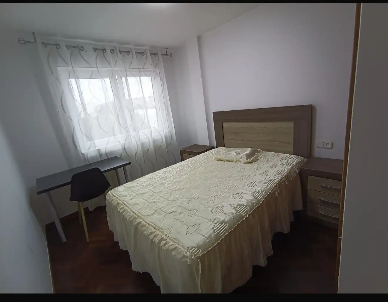 Pis de lloguer a Calle General Salcedo Molinuevo, Los Castros - Castrillón Dormitori de Pis de lloguer en A Coruña Capital amb Calefacció, Parquet i Traster