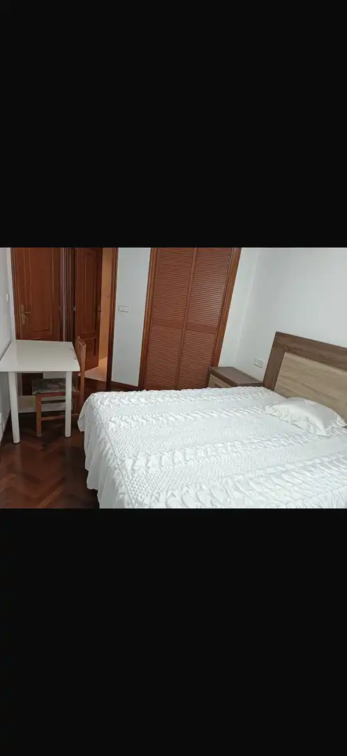 Pis de lloguer a Calle General Salcedo Molinuevo, Los Castros - Castrillón Dormitori de Pis de lloguer en A Coruña Capital amb Calefacció, Parquet i Traster