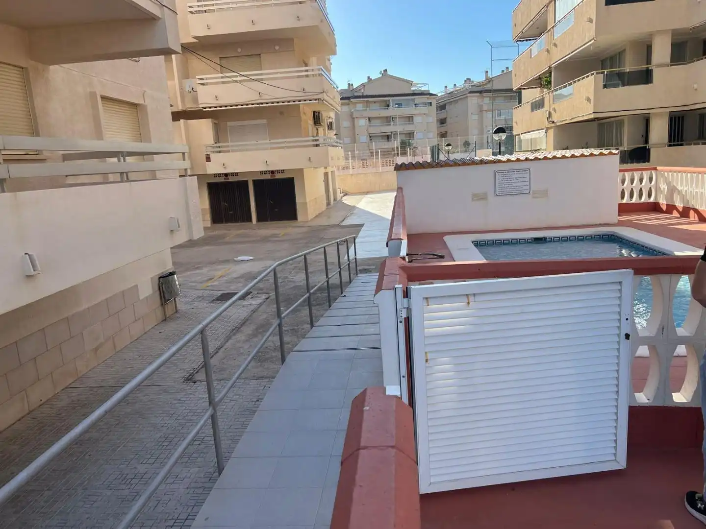 Wohnungen zur Miete in Passeig Maritim 9 D'octubre, 1, Canet d'En Berenguer Außenansicht von Wohnungen zur Miete in Canet d'En Berenguer mit Terrasse und Schwimmbad