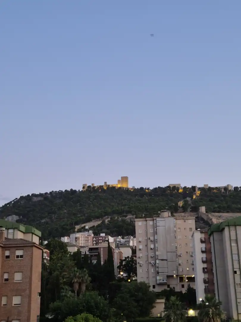 Pis en venda a Calle de Sefarad, 40, Hospital Vista exterior de Pis en venda en Jaén amb Aire condicionat, Calefacció i Terrassa