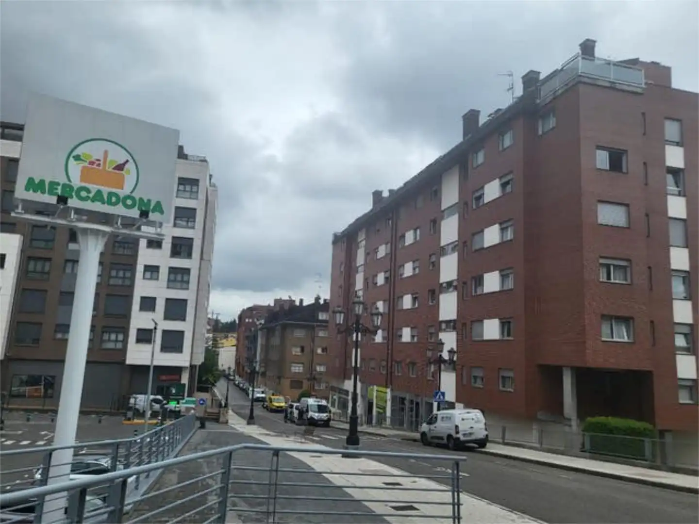 Vista exterior de Piso de alquiler en Oviedo  con Calefacción, Jardín privado y Trastero