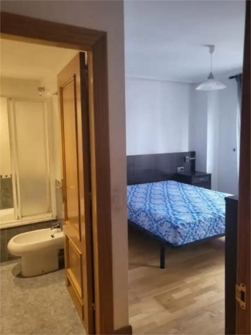 Habitación de Piso de alquiler en Oviedo  con Calefacción, Jardín privado y Trastero