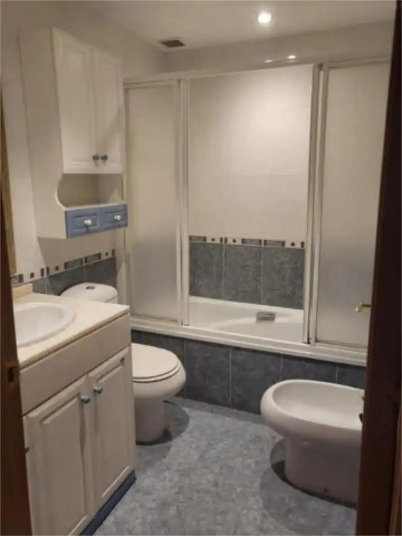 Baño de Piso de alquiler en Oviedo  con Calefacción, Jardín privado y Trastero