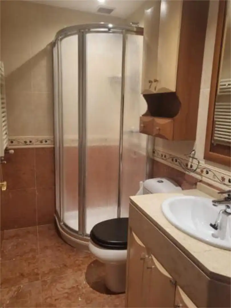 Baño de Piso de alquiler en Oviedo  con Calefacción, Jardín privado y Trastero