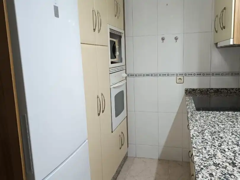 Pis de lloguer a Calle Rafael Garcia Plata de Osma, 15, Centro Cuina de Pis de lloguer en Cáceres amb Aire condicionat, Terrassa i Moblat